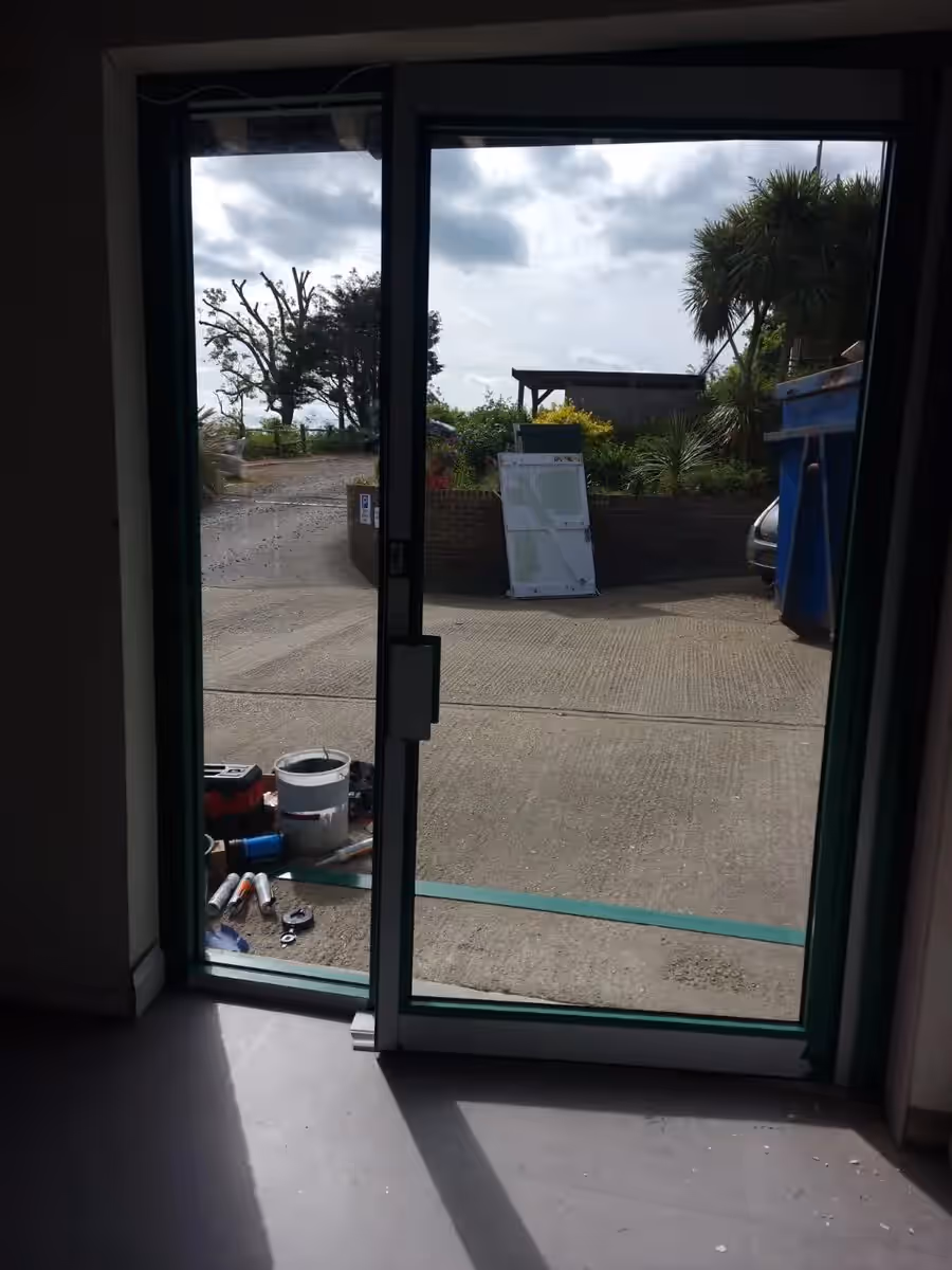 Automatic sliding entrance installed by Avanti Doors